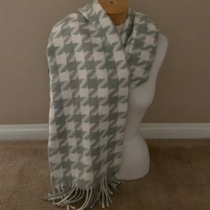Womens soft houndstooth scarf
